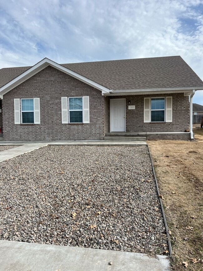 Building Photo - Nice 3 bedroom, 2 bath brick duplex