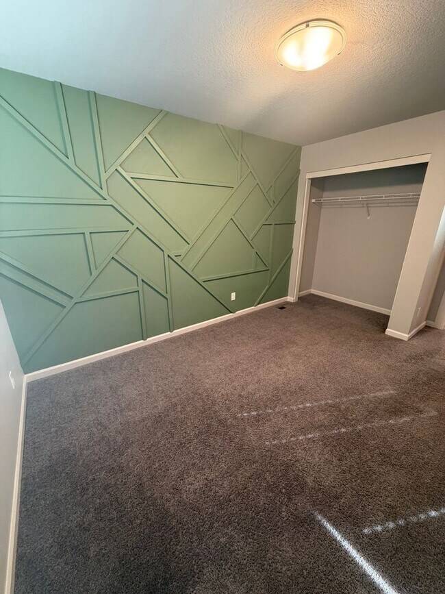 Building Photo - Must See Large Home in HOA Neighborhood!