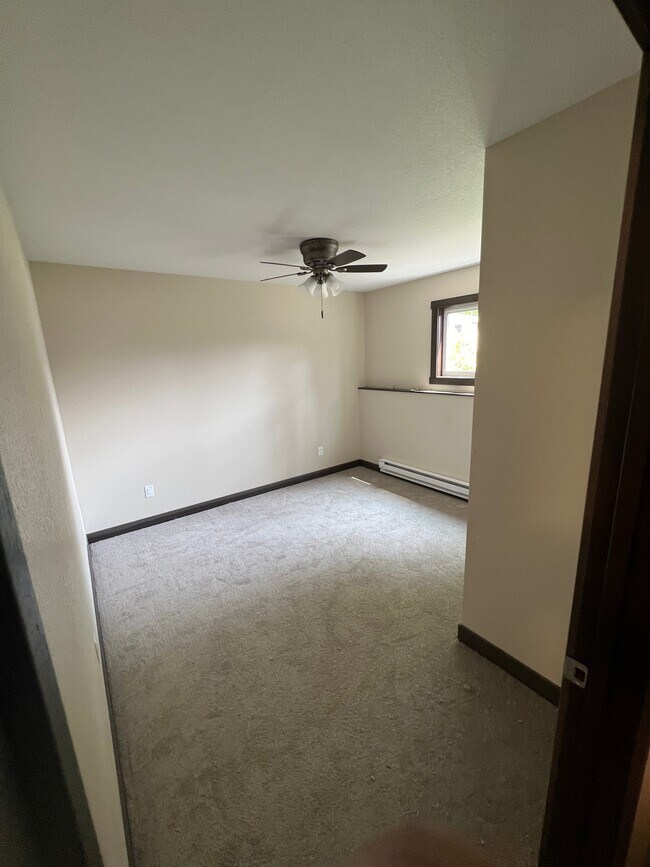 Dormitorio 2 - 505 Evergreen Dr
