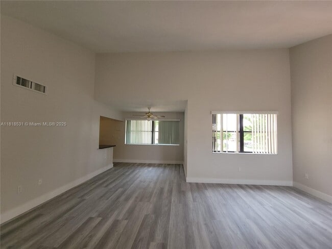 Building Photo - 251 W Park Dr
