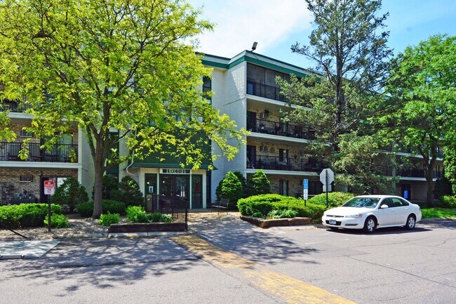 Building Photo - Available now - Top-Floor Living with Style and Convenience in Minnetonka!
