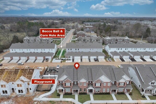 Foto del edificio - **BE THE FIRST PERSON TO LIVE IN THIS BRAND NEW BRICK TOWNHOME IN THE VILLAS AT REGAL SQUARE FEAT...