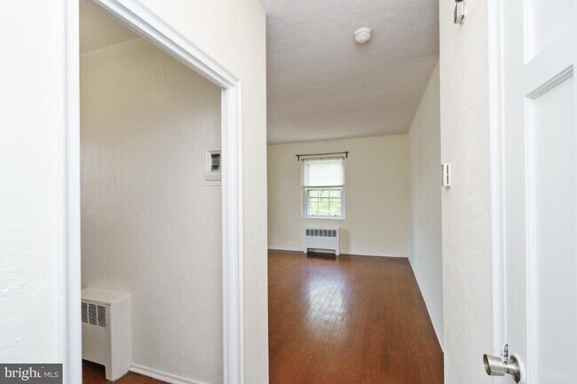 Building Photo - 672 Perth Pl