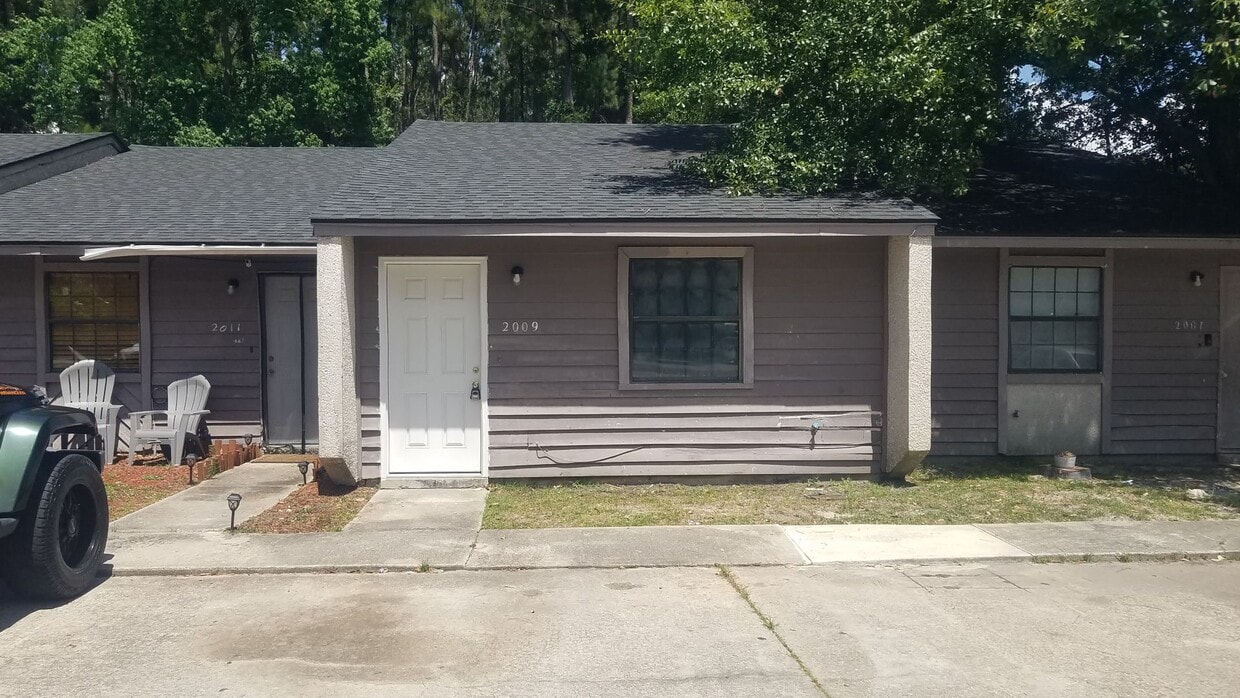Primary Photo - Check Out This 2 bedroom/1 bathroom Duplex!