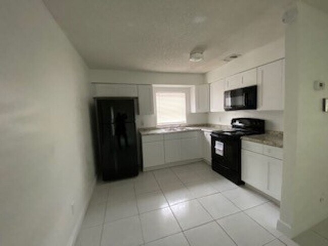 Foto del edificio - 2BR/1BA  TRIPLEX LOCATED DOWNTOWN ORLANDO