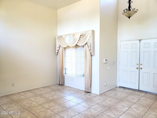 Building Photo - 908 W Juanita Ave