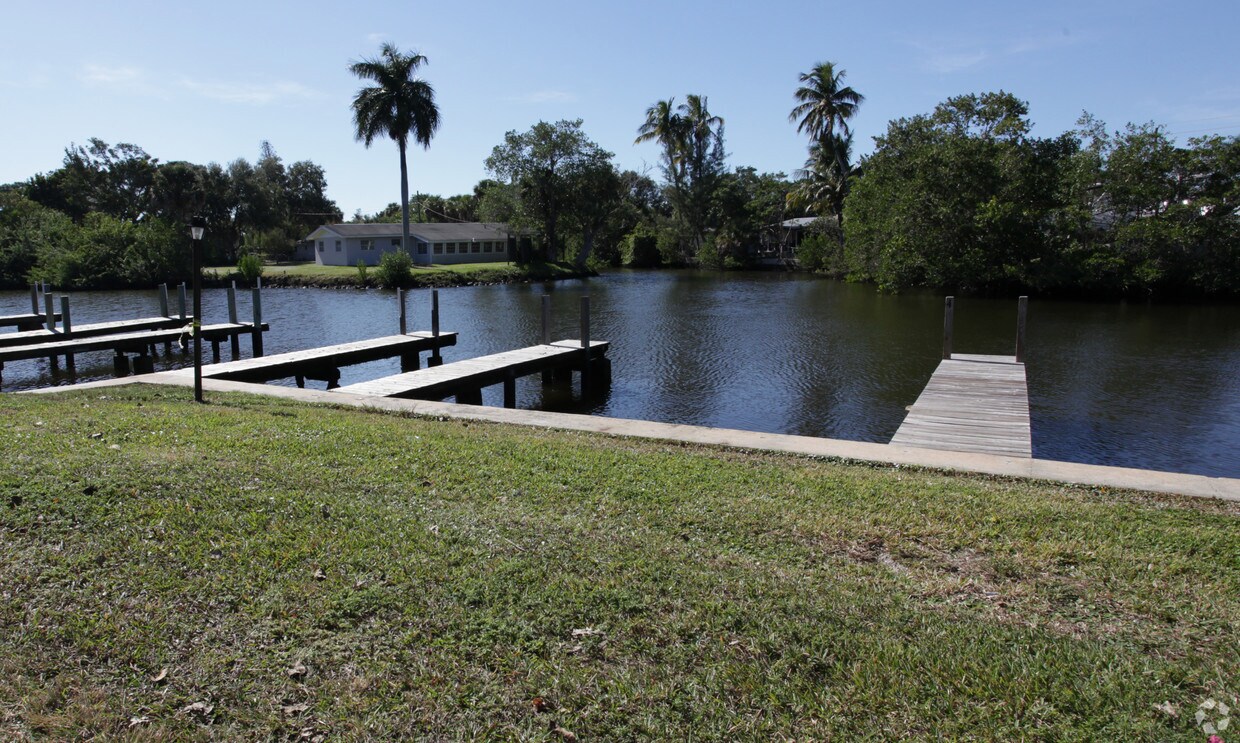 Building Photo - 3078 Tamiami Trl E