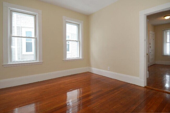 Building Photo - 1117 Saratoga St