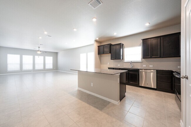 Building Photo - Stunning 4-Bedroom Home in Villages of Wes...