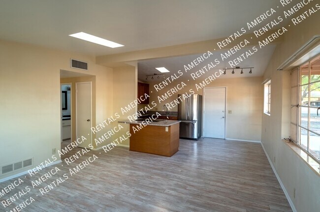 Building Photo - 4307 E Hayhurst St