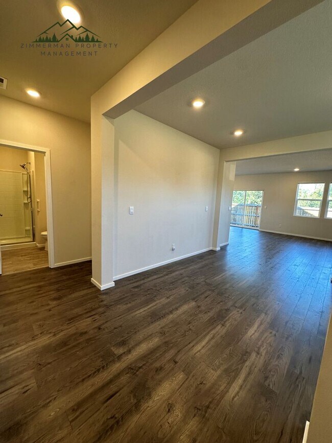 Building Photo - Gorgeous 5-bedroom, 3-bathroom home is desirable Springfield neighborhood