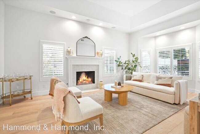 Foto del edificio - 5 br, 4.5 bath House - 16041 Dickens St.