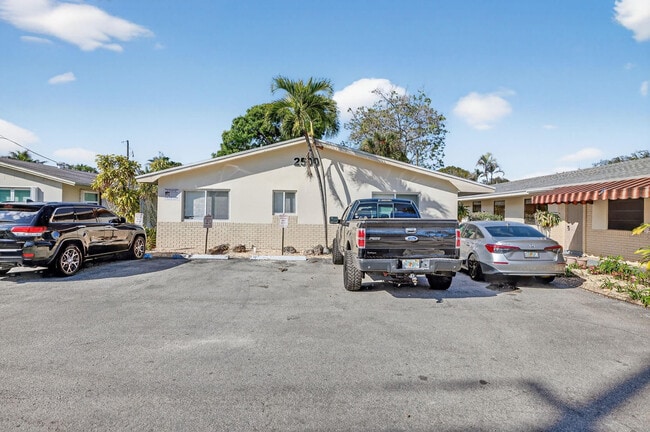 Building Photo - 2500 SW 18th Terrace