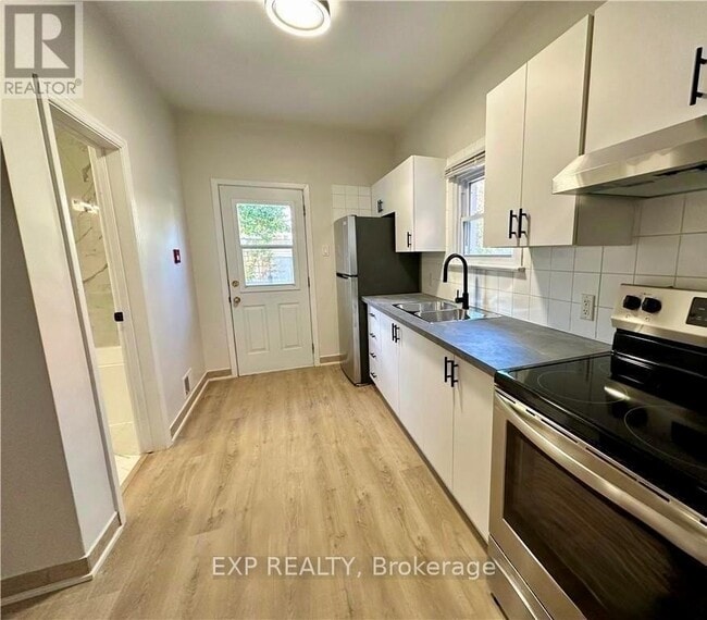 Building Photo - 162 Ivy Crescent