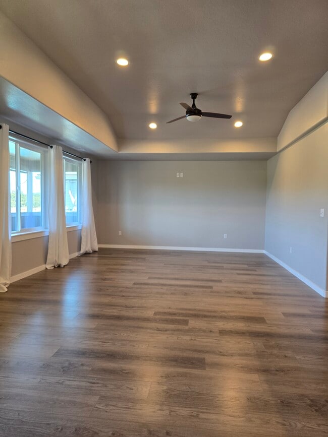 Living room - 983 Stonewater Dr