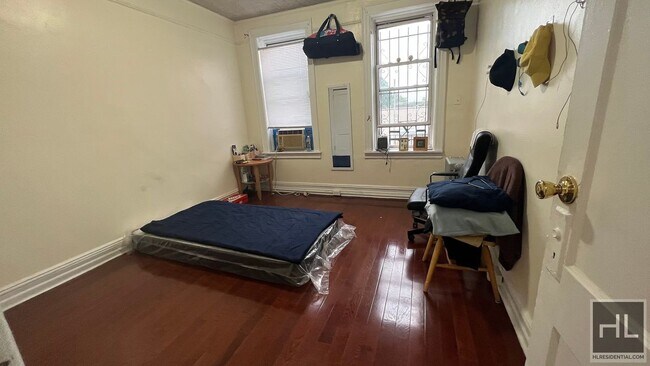Building Photo - SUNNY AND LARGE XL3 BEDROOMS /PRIVATE BALC...