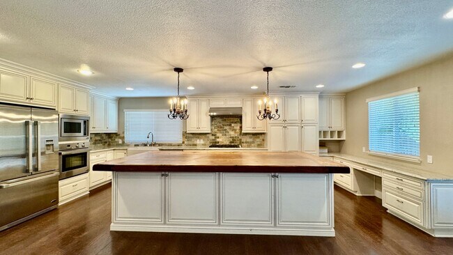 Building Photo - SINGLE STORY RESORT STYLE LIVING IN GRANIT...