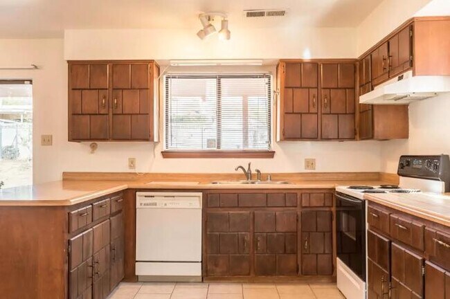 Foto del edificio - 1220 Paisano St NE