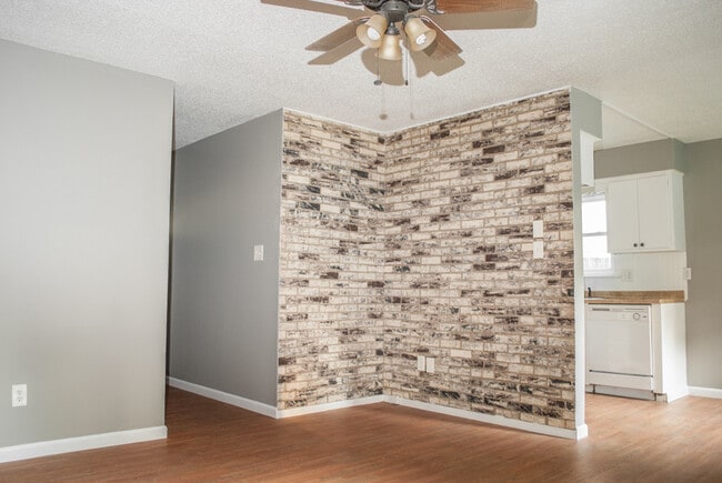 Building Photo - Look No Further!! 3 Bedroom 1.5 Bath House with a Garage