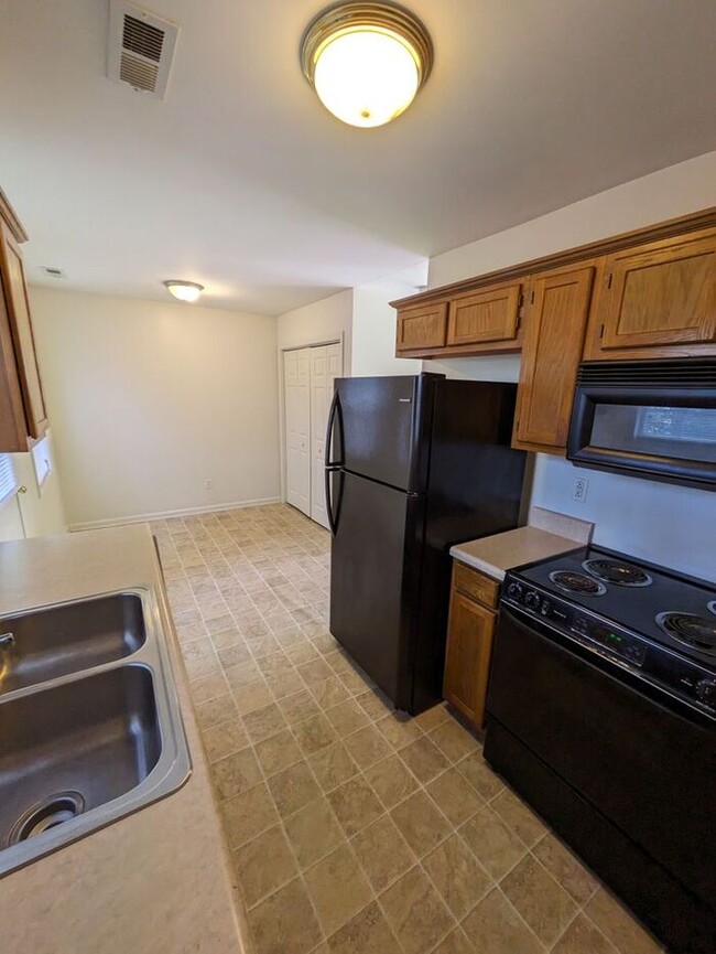 Building Photo - 2BD/1.5BA Townhome At Strawberry Patch Com...
