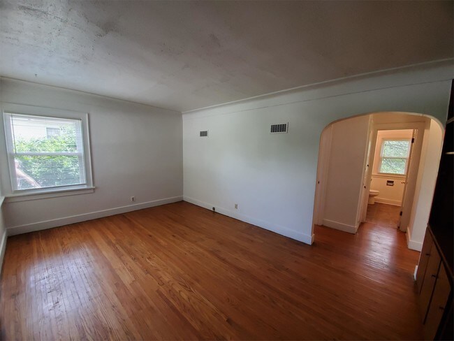 Building Photo - 708 W 18th St