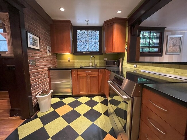 Foto del edificio - Charming NW Portland 1-Bedroom with Brick ...