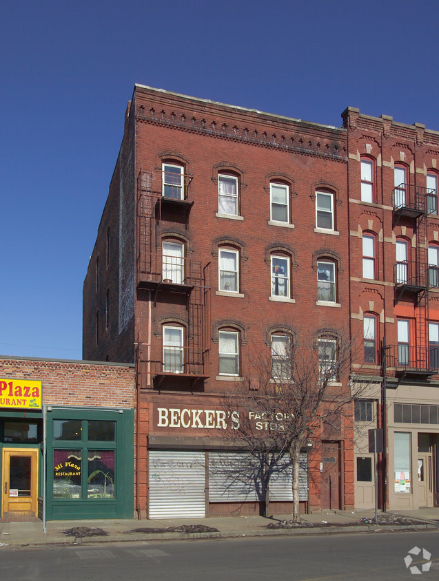 Primary Photo - 321-323 Main St