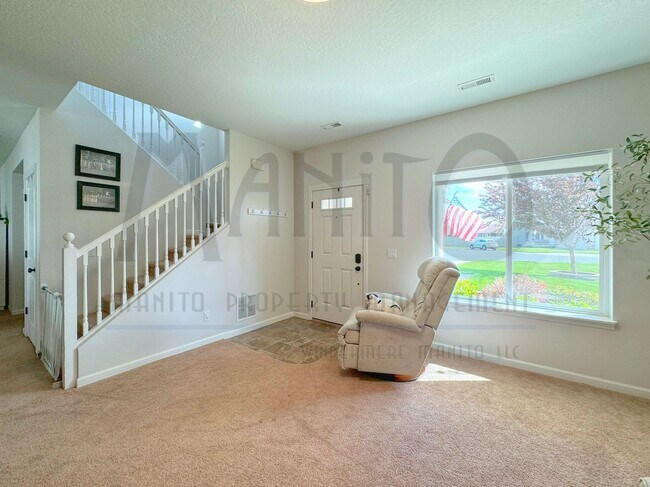 Building Photo - Stunning 5 Mile Area Home