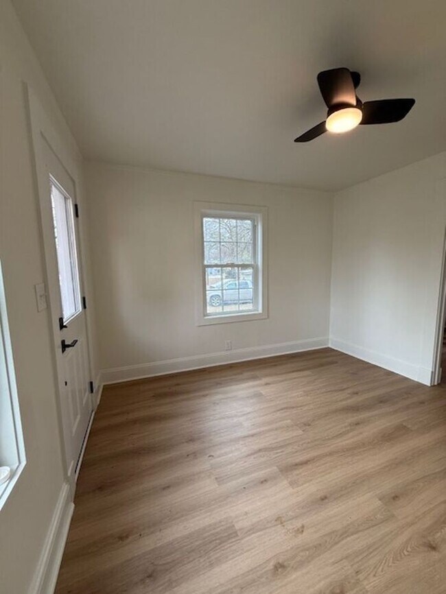 Foto del edificio - Modern Comfort Meets Charm in This Updated 1-Bedroom Duplex