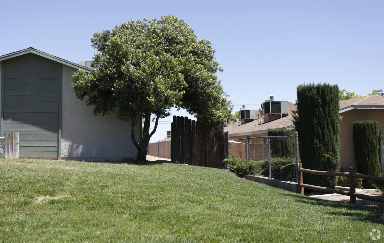 Building Photo - 15636 Sequoia Ave
