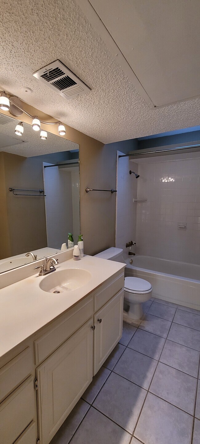 Baño 2 - 643 Cimarron Trl