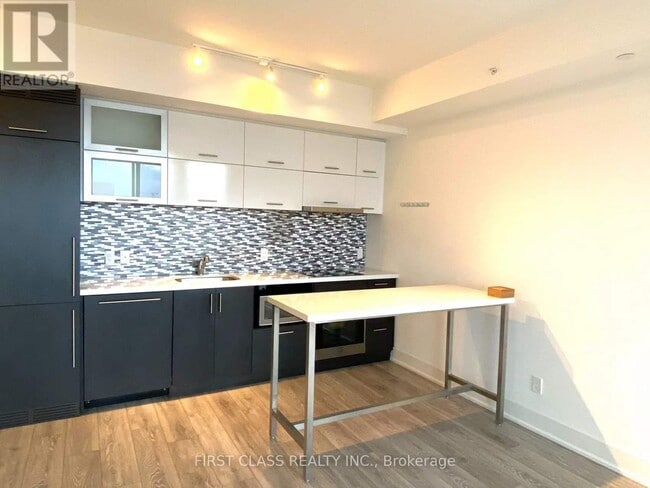 Photo du bâtiment - 8081-8081 Birchmount Rd