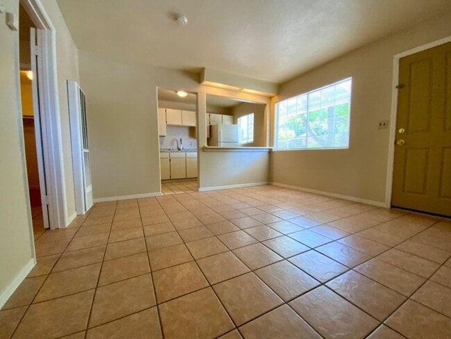 Foto del edificio - Absolutely ADORABLE/Spacious 2/2 Duplex!  ...