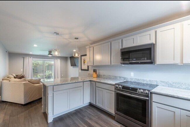Building Photo - 4215 E Bay Dr