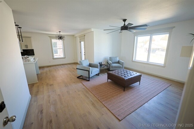 Foto del edificio - 108 W 2nd St