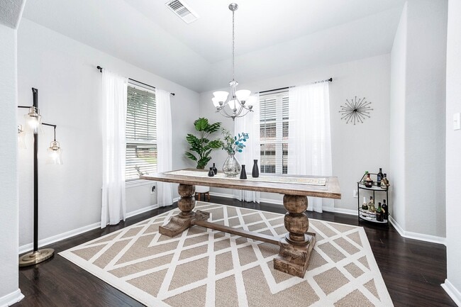 Foto del edificio - 7507 Lone Star Jct St