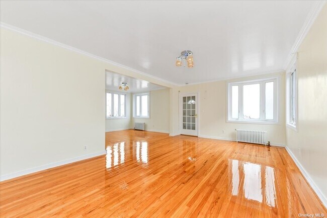 Foto del edificio - 76-44-76173 173rd St