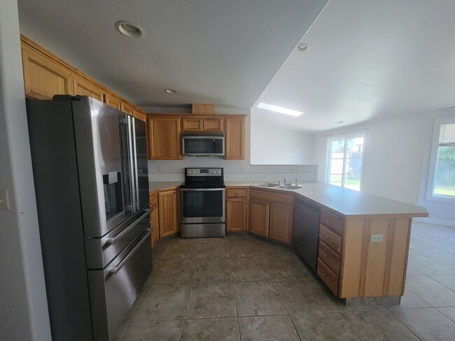 Building Photo - 4-Bedroom Gem in Pasco – Fresh Paint, New ...