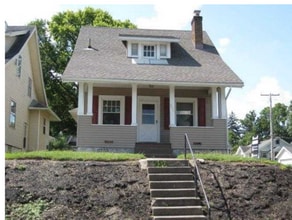 Building Photo - 900 E Stewart St