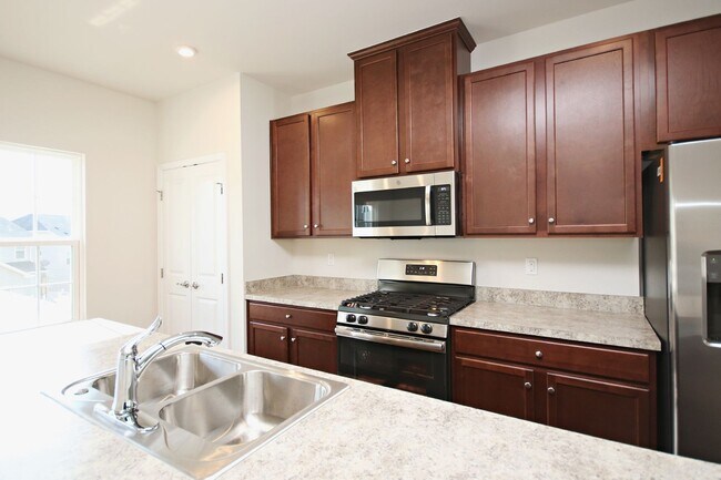 Foto del edificio - Move-In Ready Riverwood Townhome — Minutes to NGIC, UVA North Fork & CHO Airport