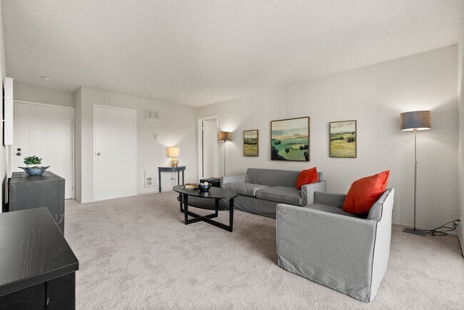 Building Photo - Top floor sunny woodlake two bedroom