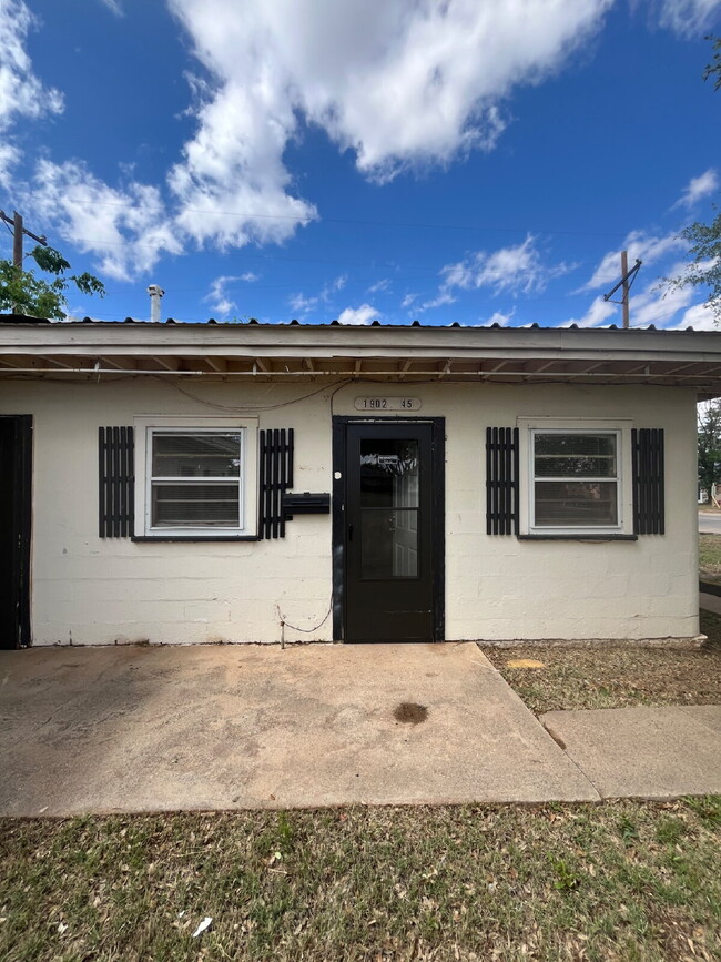 Foto del edificio - 2/1 with off street parking and large yard.