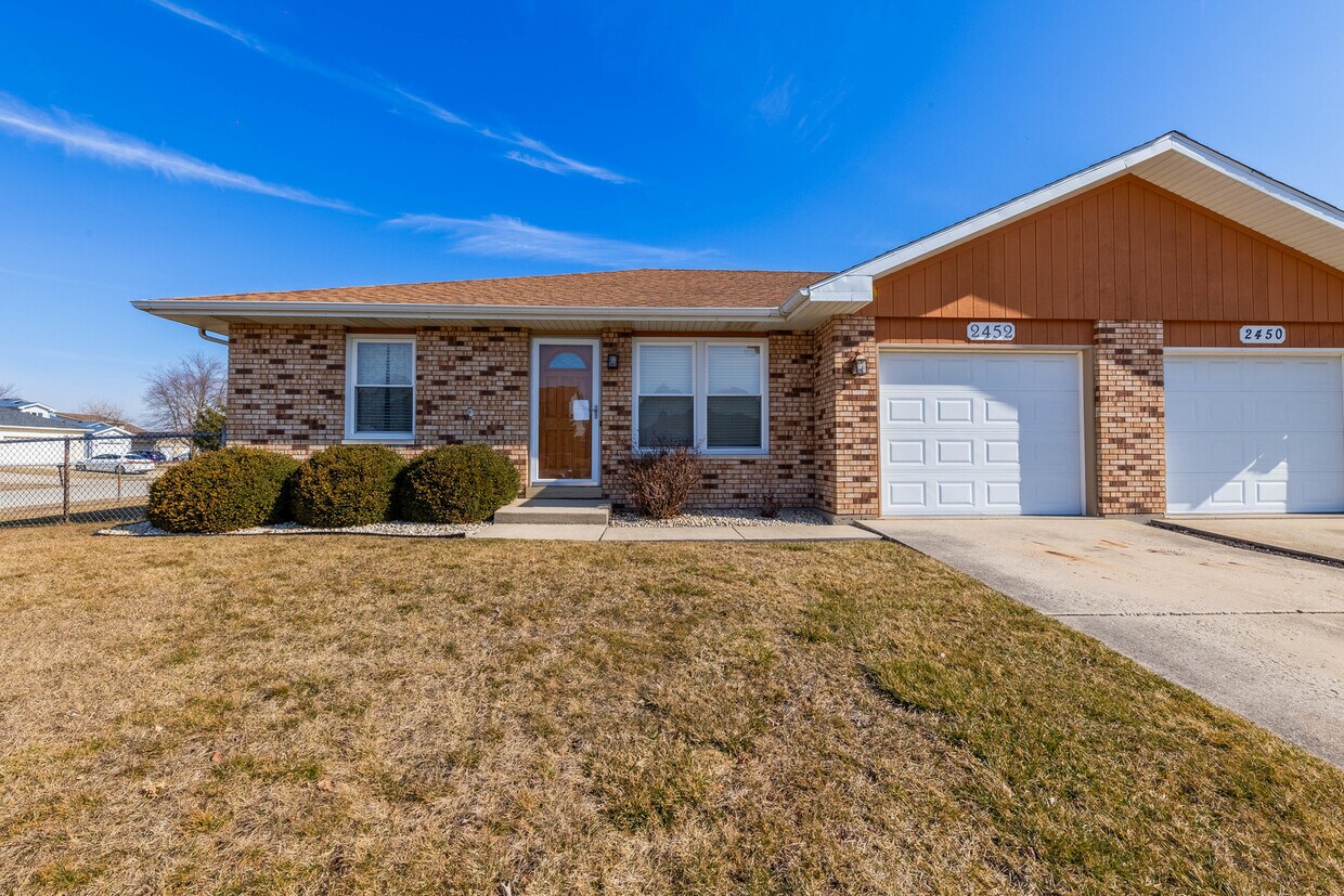 2452 Red Oak Trail, Crest Hill, IL 60403 Condo for Rent in Crest Hill