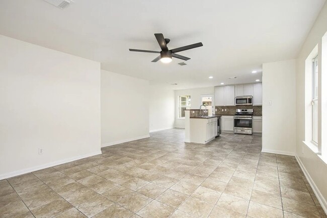 Foto del edificio - 7719 Serene Wood Ln