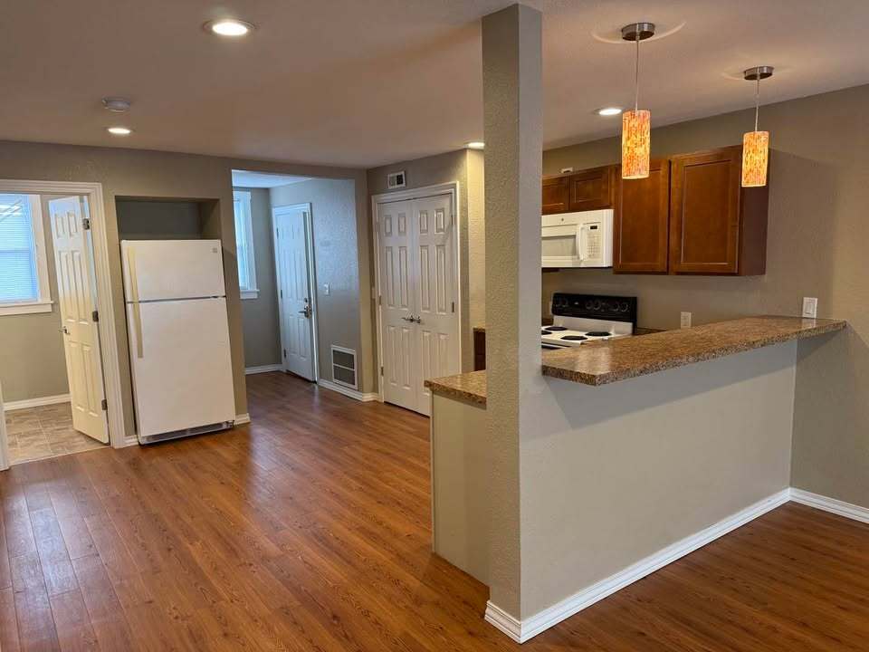 Primary Photo - 1006 Avenue H
