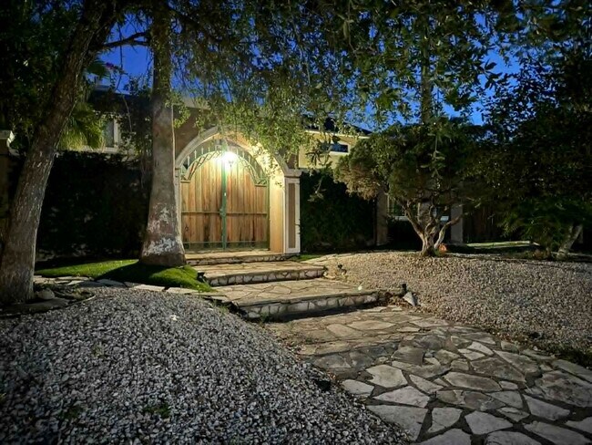 Foto del edificio - 3110 Jacaranda Dr