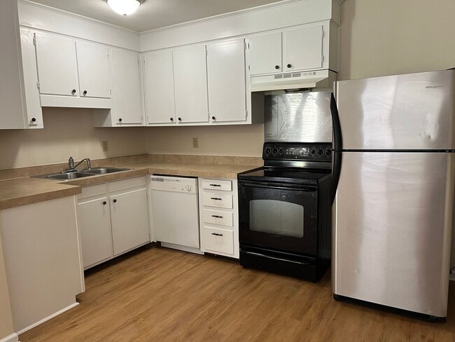 Building Photo - Cute 2 Bedroom Duplex