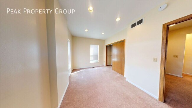 Foto del edificio - Available Fall 2025! 5 bedroom duplex loca...