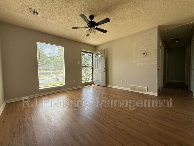 Building Photo - 4200 Clydesdale Dr