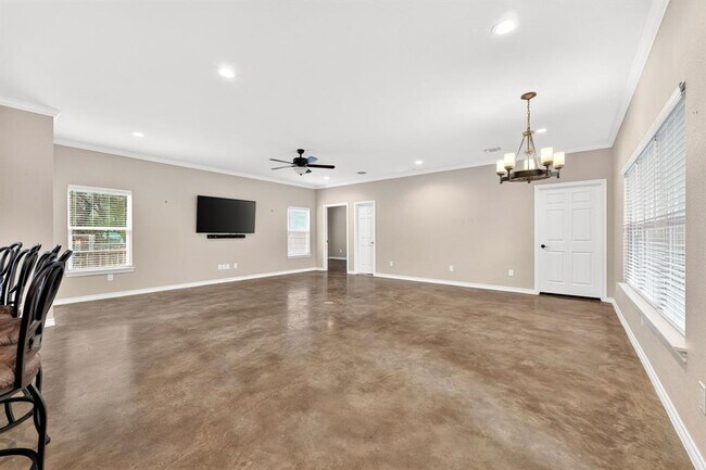 Building Photo - 606 Rogart Dr